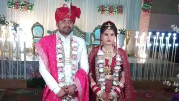 पीसीएस अफसर भानु प्रताप ने बिना दहेत शादी कर पेश की मिसाल