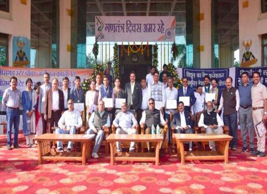 छत्तीसगढ़ स्टेट पॉवर डिस्ट्रीब्यूशन कंपनी ने 10 कर्मचारियों का किया सम्मान