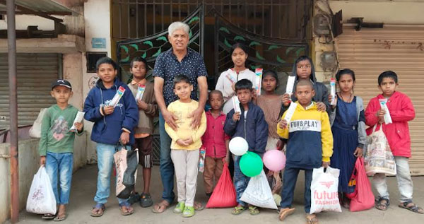 छेरछेरा पर राजेंद्र ओझा ने बच्चों को वितरित की लेखन सामग्री