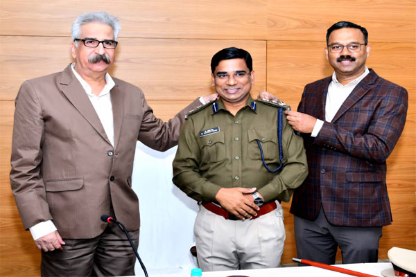 आईपीएस संतोष सिंह बने डीआईजी, डीजीपी ने लगाया बैज