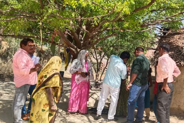 सीएचसी गौरा की बीआरटी टीम पहुंची वनवासी बस्ती, किया टीकाकरण