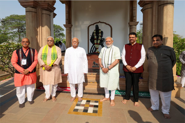 संघ मुख्यालय पहुंचे पीएम मोदी, हेडगेवार और गोलवलकर को दी श्रद्धांजलि