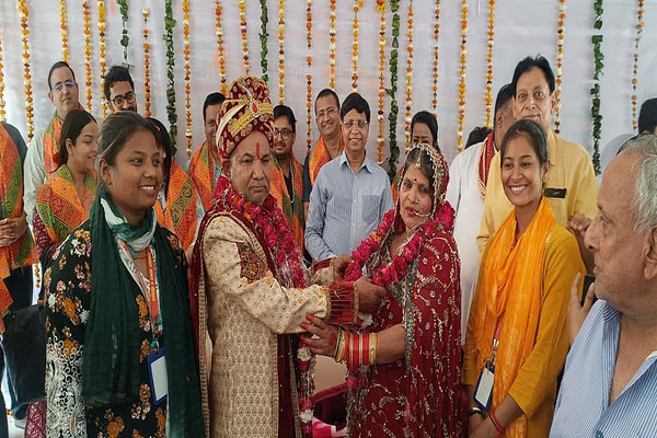 66 की उम्र में मुन्नालाल ने 57 की प्रमिला से रचाई शादी