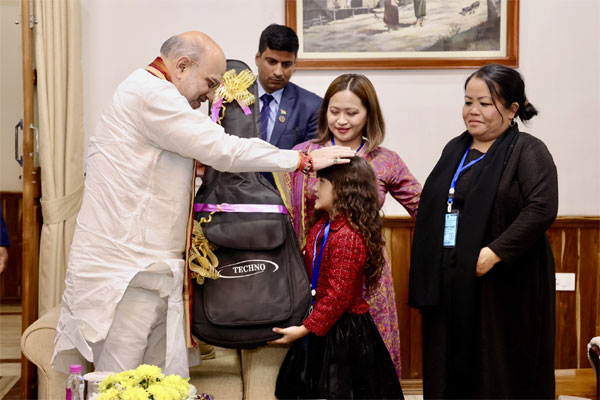 हनामते को वंदे मातरम गाते देख भावुक हुए अमित शाह, दिया ढेर सारा उपहार
