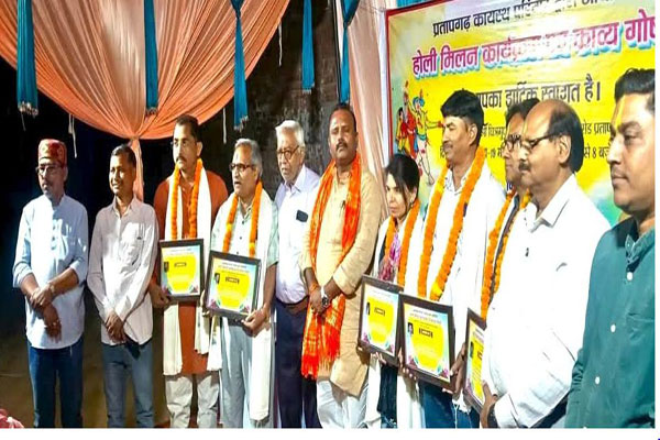 प्रतापगढ़ में कायस्थ परिवार के होली मिलन समारोह में साहित्याकारों ने बांधा समा