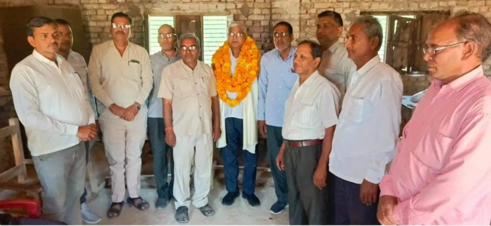 शिक्षण यात्रा पूरी हुई तो गौरा इंटर कॉलेज ने अपने प्रिय गुरु को दी अनोखी विदाई