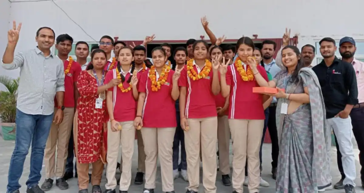 रॉयल इंटरनेशनल स्कूल का शानदार प्रदर्शन: CBSE 10वीं और 12वीं में शत-प्रतिशत परिणाम, पलक और शिवांगी बनीं टॉपर