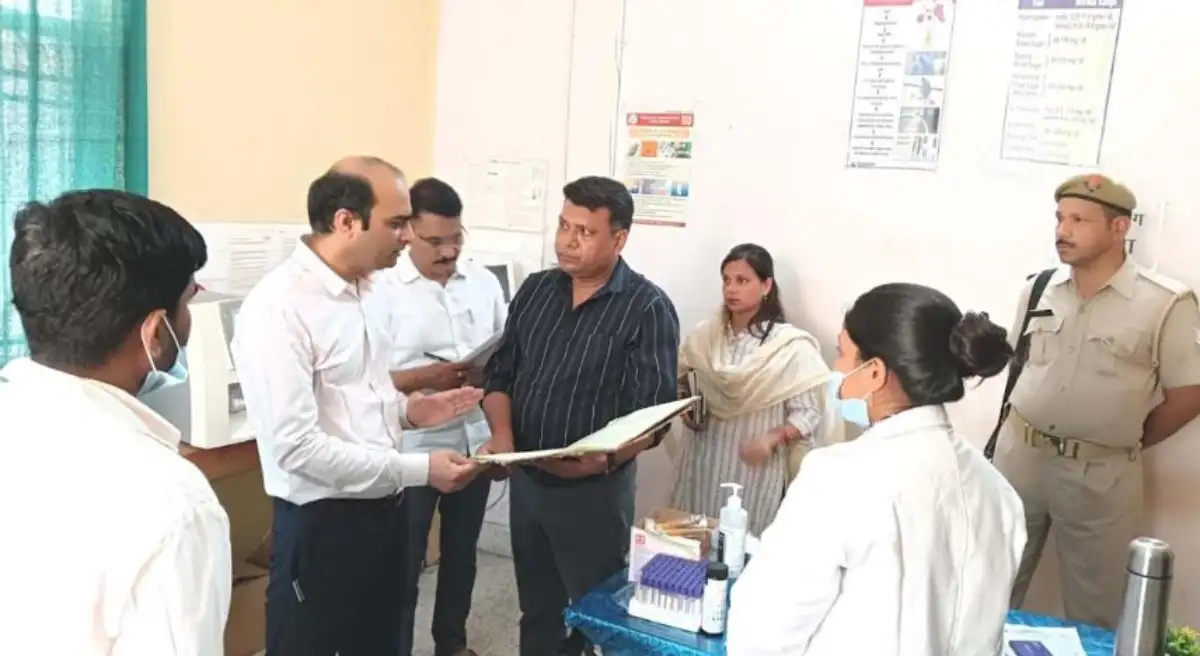रानीगंज सीएचसी कितने प्रकार की जांच होती है, अधीक्षक को पता नहीं, डीएम ने फटकारा