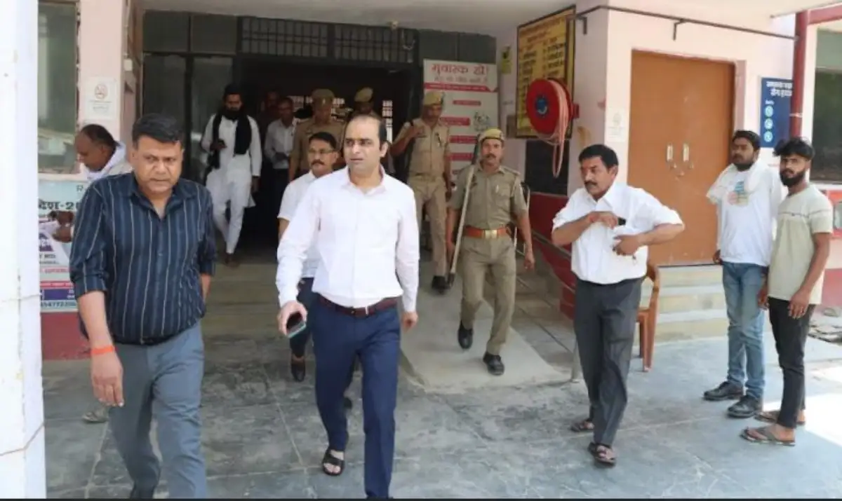 रानीगंज सीएचसी के सामने अवैध रुप से संचालित थे 3 मेडिकल स्टोर, डीएम ने किया सीज