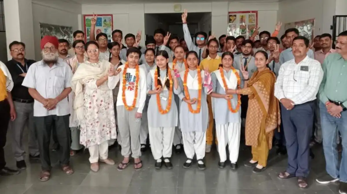 टॉपर सूची में संस्कार ग्लोबल स्कूल का दबदबा, इंटर में हर्षवर्धन सिंह और हाईस्कूल में विभुम मिश्रा रहे टॉपर