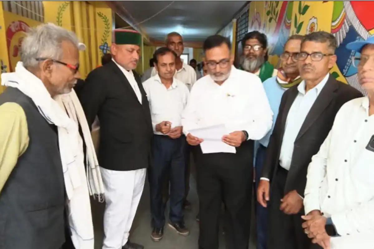 प्रतापगढ़ में न्यूनतम मजदूरी की गारंटी के लिए ट्रेड यूनियन ने किया प्रदर्शन, सौंपा ज्ञापन