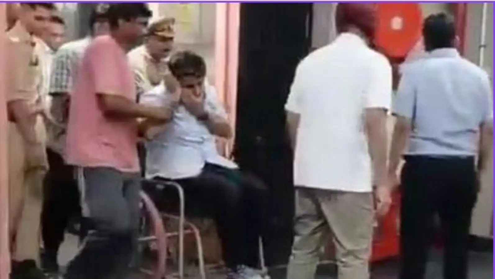 लखनऊ में असिस्टेंट कमिश्नर योगेंद्र मिश्रा ने आईआरएस गौरव गर्ग को पीटा