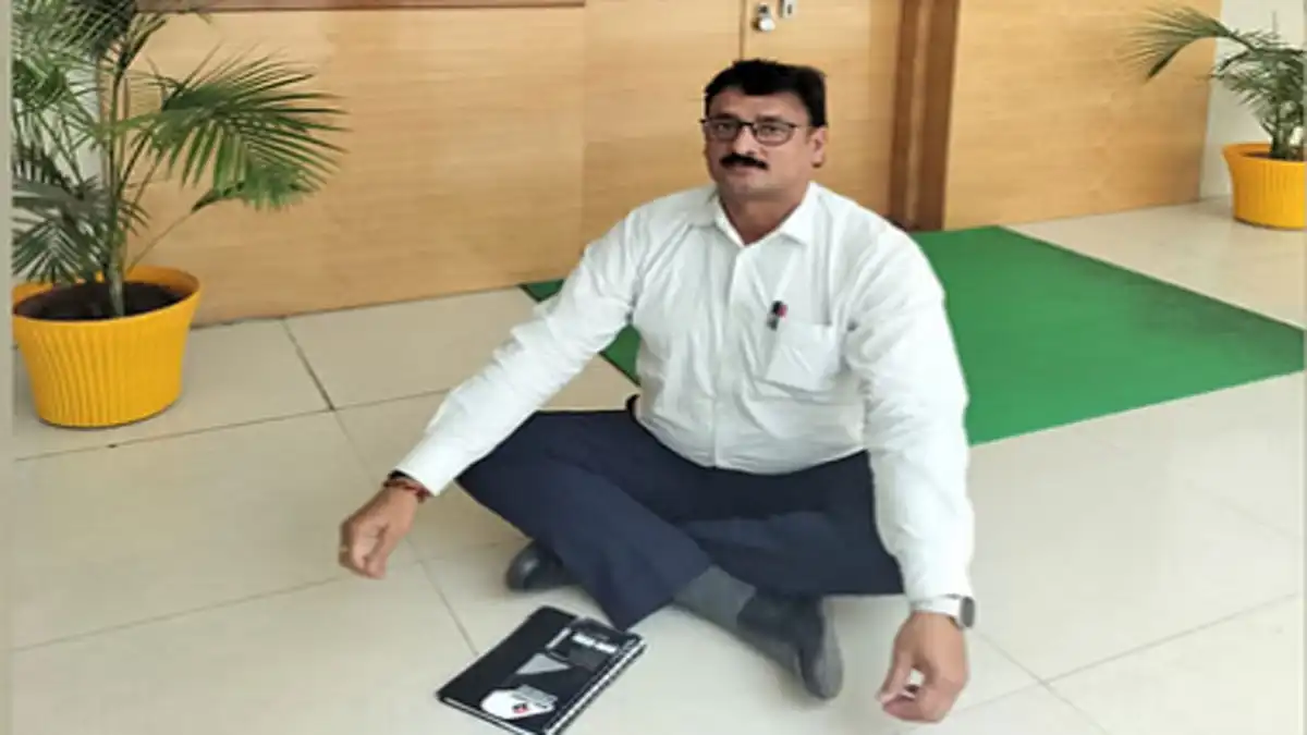 डिप्टी रजिस्ट्रार का कुलपति के खिलाफ धरना, प्रतिशोध का आरोप