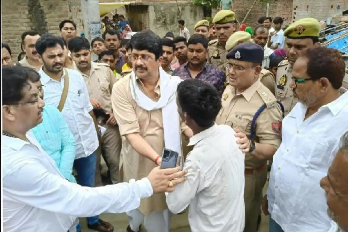 बकुलाही नदी में डूबने चार बहनों की मौत से पीड़ित परिवार को राजा भइया देंगे चार लाख की आर्थिक मदद