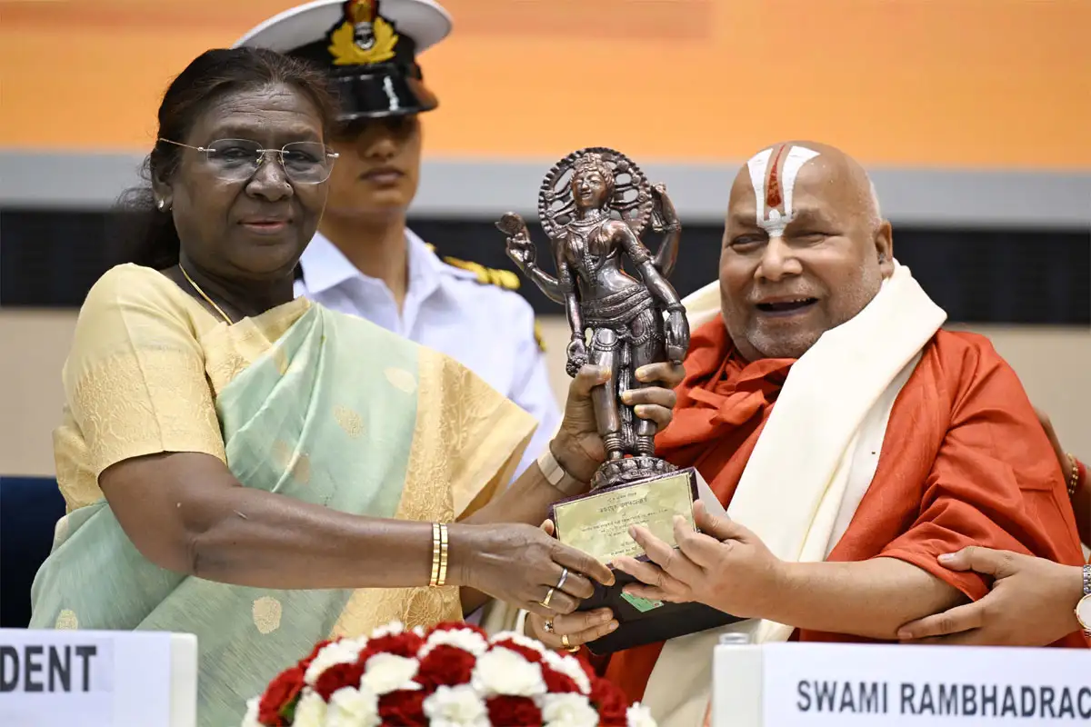 राष्ट्रपति द्रौपदी मुुर्मु ने जगद्गुरु रामभद्राचार्य को प्रदान किया ज्ञानपीठ पुरस्कार