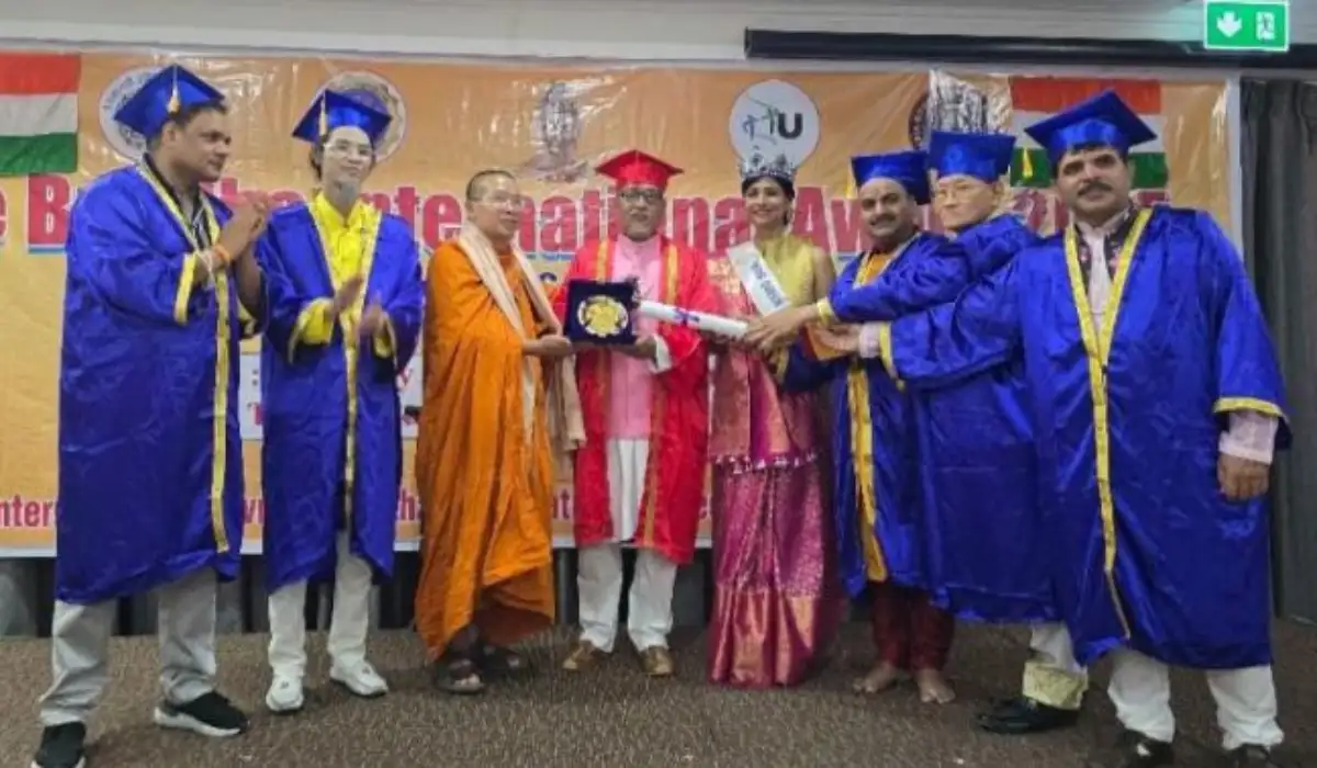 प्रतापगढ़ के शिक्षाविद डॉ. विनय कुमार श्रीवास्तव थाईलैंड में डॉक्टरेट की मानद उपाधि से सम्मानित