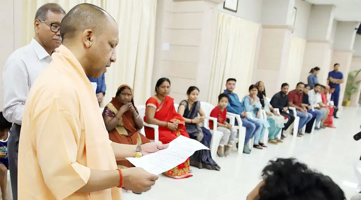 लखनऊ में सीएम योगी से मिलीं कुंडा की महिलाएं, की पुलिस की शिकायत