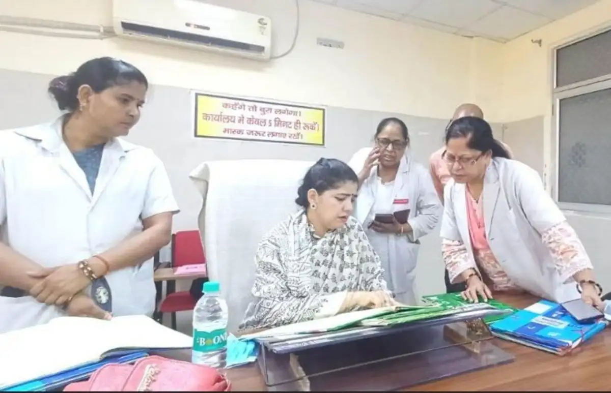 महिला आयोग की उपाध्यक्ष के सामने खुली जिला महिला चिकित्सालय प्रतापगढ़ की अव्यवस्था की पोल