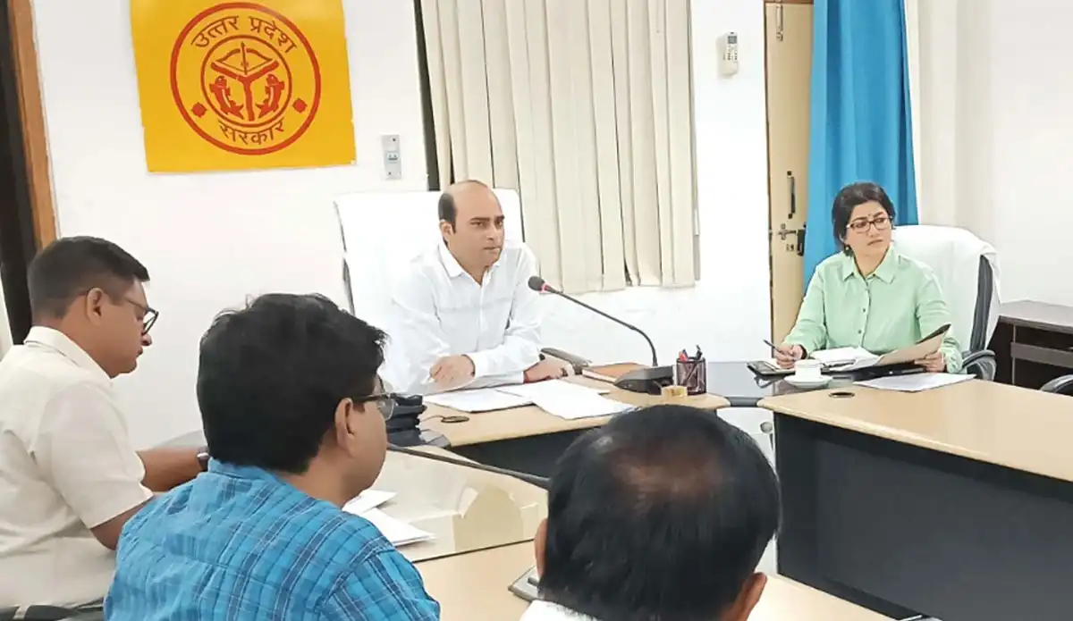 नोडल अधिकारी और डीपीएम को डीएम ने फटकारा, आशाओं पर होगी सख्ती
