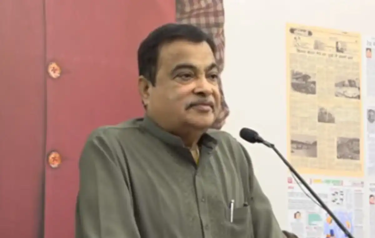नितिन गडकरी ने निजी वाहन चालकों को दी बड़ी खुशखबरी: 3000 रुपये में मिलेगा फास्टैग आधारित वार्षिक टोल पास, 15 अगस्त से लागू
