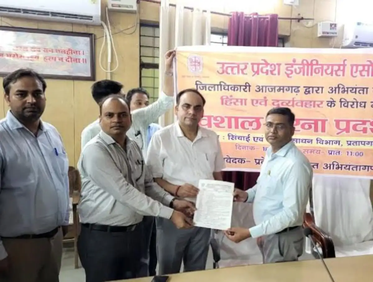 डीएम आजमगढ़ की बदसलूकी से प्रतापगढ़ में भी भड़के इंजीनियर्स, बर्खास्तगी की उठाई मांग