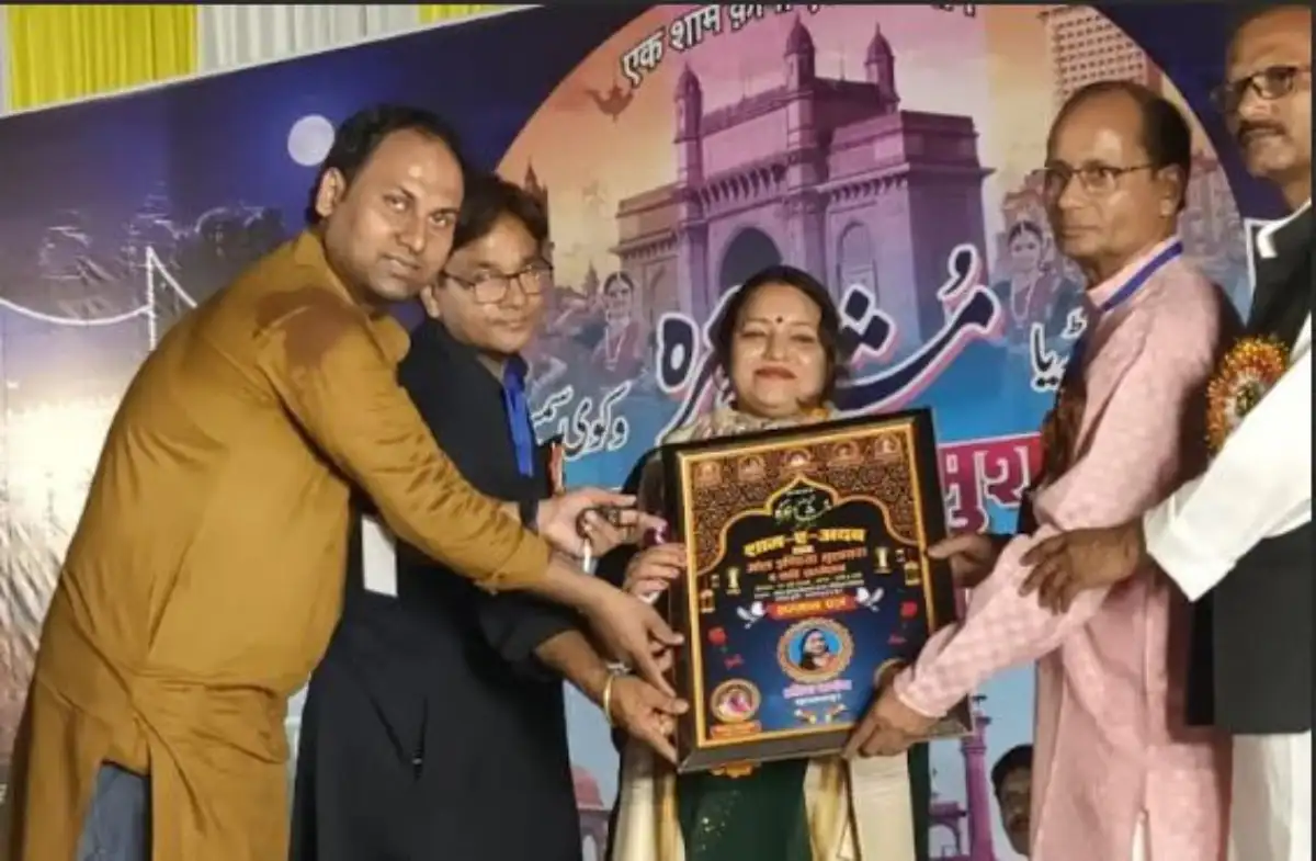 प्रतापगढ़ के मुशायरे में हुई नगमों की बरसात, प्रतिभा पांडेय ने दिया राष्ट्र चिंतन का संदेश
