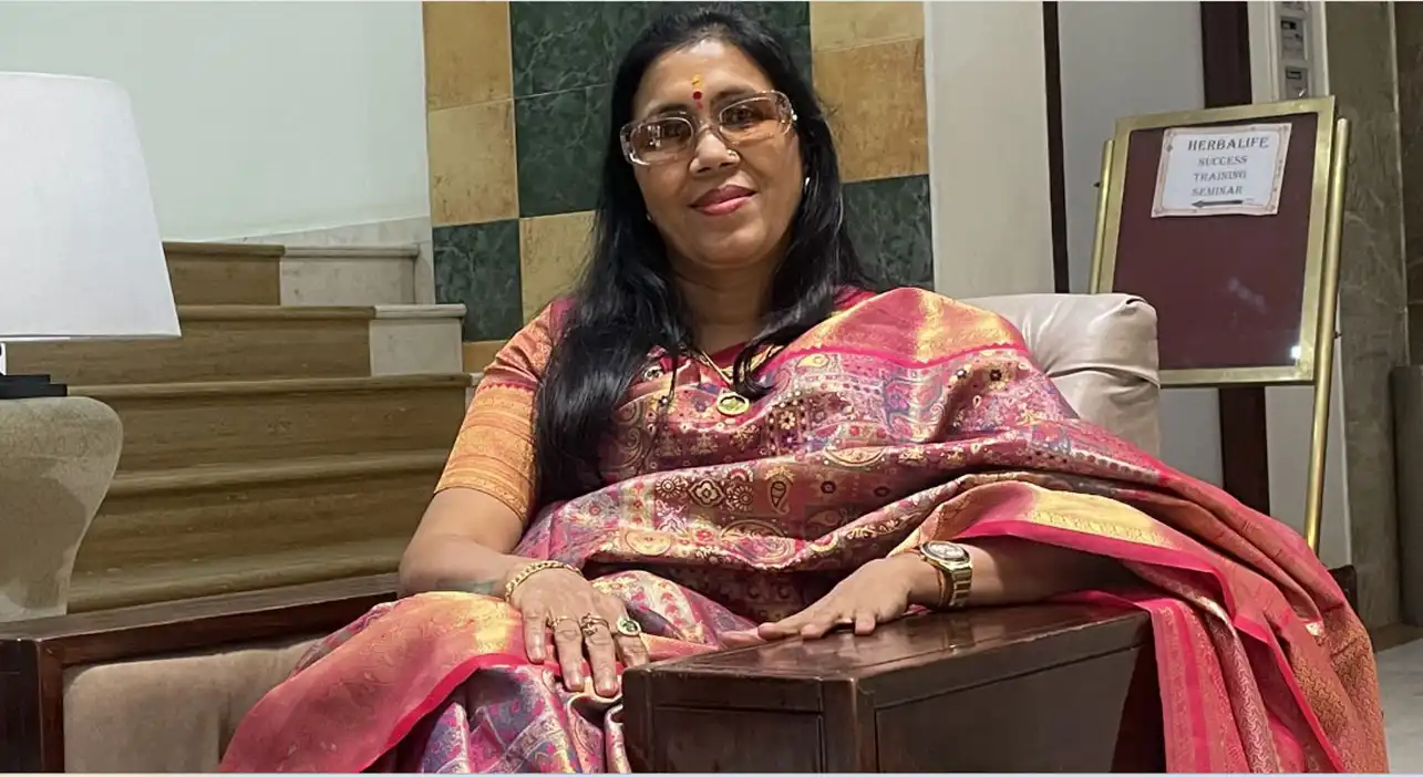 रायपुर, 2 जून 2025। कभी हालात ऐसे थे कि दो वक्त की रोटी भी मयस्सर नहीं थी। पड़ोसी बच्चों को खाना खिला रहे थे, स्कूल की फीस भर रहे थे। आंखों में आंसू, दिल में बेबसी, और सिर पर जिम्मेदारियों का बोझ था। लेकिन आज वही महिला हजारों भूखों का सहारा बन चुकी है। यह कहानी है रायपुर के शैलेन्द्र नगर की रहने वाली शोभा बावनकर की जो एक मां, एक योद्धा, और अब एक समाजसेविका हैं। साल 2008 से 2014 तक शोभा का जीवन संघर्षों से भरा हुआ था। दो छोटे बच्चों की परवरिश की जिम्मेदारी अकेले उनके कंधों पर थी। उन दिनों बच्चों की आंखों में उम्मीद देख, खाली थाली की चिंता होती थी। लेकिन शोभा ने हार नहीं मानी। संघर्षों के बीच उन्होंने खुद को मजबूत किया और एक वचन लिया- जब भी ऊपरवाला मुझे कुछ देगा, मैं उसका हिस्सा जरूर उन लोगों तक पहुंचाऊंगी, जो आज जैसी स्थिति में होंगे। समय बदला, और 2014 के बाद धीरे-धीरे उनकी मेहनत रंग लाने लगी। उन्होंने वेलनेस कोचिंग का क्षेत्र चुना और 22 आउटलेट्स की मालिक बन गईं। आज उनके पास खुद का सुंदर बंग्ला है, थार जैसी लक्ज़री गाड़ी है, और समाज में एक पहचान है। लेकिन शोभा को कभी भी इस सफलता का घमंड नहीं हुआ। उन्हें हमेशा उन दिनों की याद रही, जब एक रोटी भी किसी वरदान से कम नहीं लगती थी। यही कारण है कि 2024 में जब उनके बेटे लक्ष्य ने उन्हें बताया कि वह हनुमान जी का भक्त है और जीवन में कुछ बड़ा करना चाहता है, तो शोभा ने यह अवसर अपने संकल्प को साकार करने के रूप में लिया। उन्होंने बेटी कामिनी और बेटे लक्ष्य के साथ मिलकर रामराज फाउंडेशन की स्थापना की। इस फाउंडेशन का एकमात्र उद्देश्य है- भूखे पेट को भरना, और वह भी प्रसाद के रूप में। 15 दिसंबर 2024 से रामराज फाउंडेशन लगातार गरीब और असहाय लोगों तक भोजन पहुंचा रहा है। शोभा मानती हैं कि जब भोजन भगवान को भोग लग जाता है, तब वह प्रसाद बन जाता है। और जब कोई व्यक्ति प्रसाद ग्रहण करता है, तो उसके जीवन में सिर्फ पेट की भूख ही नहीं, आत्मा की तृप्ति भी होती है। शोभा की इस सोच ने ही उन्हें इस्कॉन से जोड़ दिया। अब उनका फाउंडेशन जल्द ही इस्कॉन के सहयोग से प्रसादम वितरण करेगा। इस साझेदारी के पीछे उनका उद्देश्य सिर्फ पेट भरना नहीं, बल्कि जीवन में आध्यात्मिक ऊर्जा का संचार करना भी है। शोभा के बेटे लक्ष्य और बेटी कामिनी भी उनके इस मिशन में कंधे से कंधा मिलाकर चल रहे हैं। लक्ष्य स्वयं कई बार भोजन वितरण के लिए गाड़ियों में बैठकर बस्तियों में जाता है, लोगों से मिलता है, उन्हें सुनता है और उन्हें भोजन का आदर करना सिखाता है। कामिनी योजना और लॉजिस्टिक्स की जिम्मेदारी संभालती हैं, ताकि कोई भूखा न रहे। शोभा कहती हैं, भूख एक एहसास है, जिसे सिर्फ वही समझ सकता है जिसने उसे जिया हो। जब बच्चों की आंखों में रोटी की उम्मीद दिखती थी, तब मैंने अपने भीतर एक वचन लिया था। आज जब मैं किसी को मुस्कुराते हुए खाना खाते देखती हूं, तो मुझे लगता है जैसे मेरा हर संघर्ष सफल हो गया। आज शोभा बावनकर सिर्फ एक नाम नहीं, बल्कि एक प्रेरणा हैं। उन्होंने यह सिखाया कि कठिनाइयां चाहे जितनी भी बड़ी हों, अगर इरादा मजबूत हो, तो वह किसी को भी दूसरों की जिंदगी बदलने वाला बना सकती हैं। इस कठिन सफर ने उन्हें न सिर्फ एक सफल महिला उद्यमी बनाया, बल्कि एक ऐसी मां, और एक दूत बना दिया है, जो भूख से लड़ते हजारों लोगों के लिए आशा की किरण हैं। शोभा बावनकर की यह कहानी हर उस व्यक्ति को संबल देती है, जो आज हार मान बैठा है। वह बताती हैं कि अंधेरे में भी रास्ता होता है, बशर्ते आप खुद को जलाना जानते हों। उनकी यह यात्रा साबित करती है कि जीवन की असली सफलता धन में नहीं, बल्कि उस क्षण में है जब आप किसी के जीवन में रोशनी भरते हैं। अगर हम सभी अपनी-अपनी क्षमता के अनुसार समाज को थोड़ा-थोड़ा लौटाएं, तो शायद इस दुनिया से भूख, दर्द और अकेलापन खत्म हो सकता है। शोभा बावनकर जैसी कहानियां हमें यह याद दिलाती हैं कि इंसानियत सबसे बड़ा धर्म है।